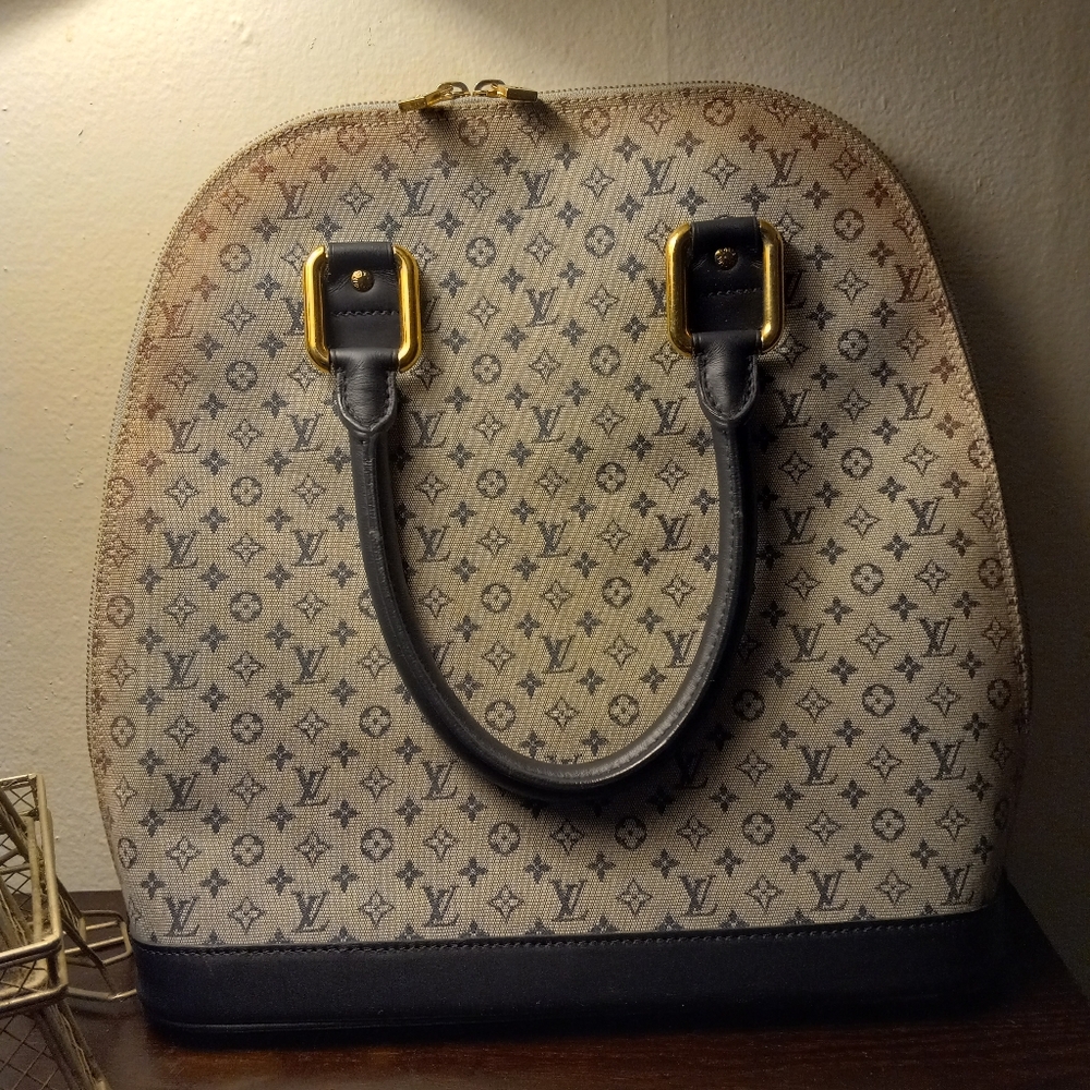 Louis Vuitton, almao navy blue monogram mini. Very nice bag.